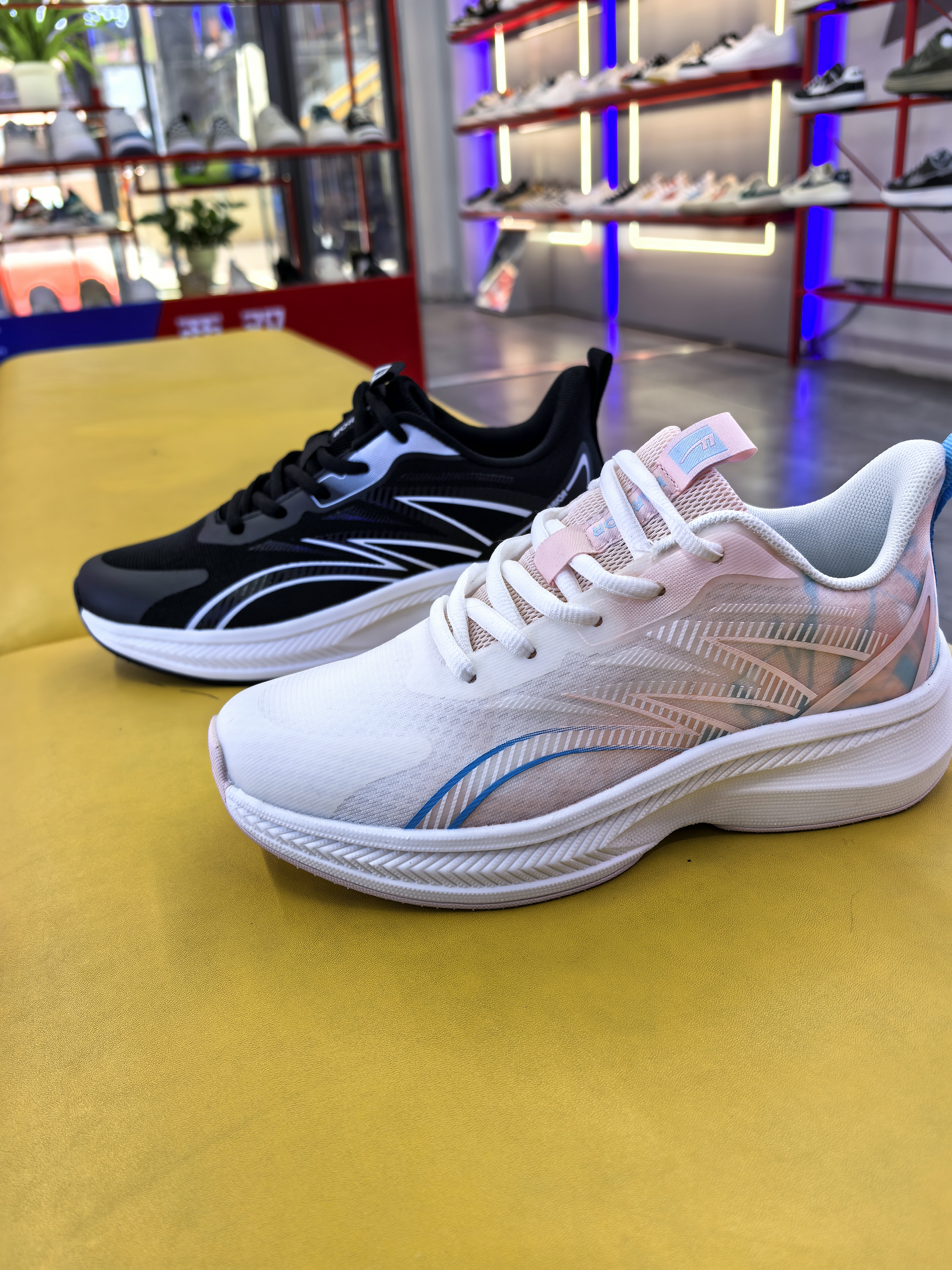 2024透气网女士减震跑步鞋