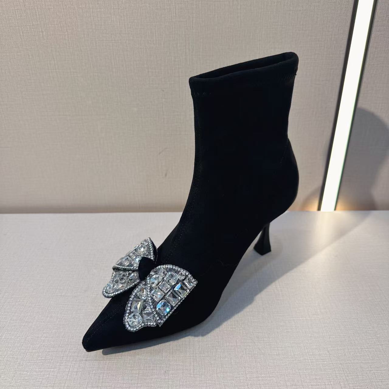 2025网红潮款靴子黑色百搭显瘦小短靴洋气又高级尖头弹力瘦瘦靴