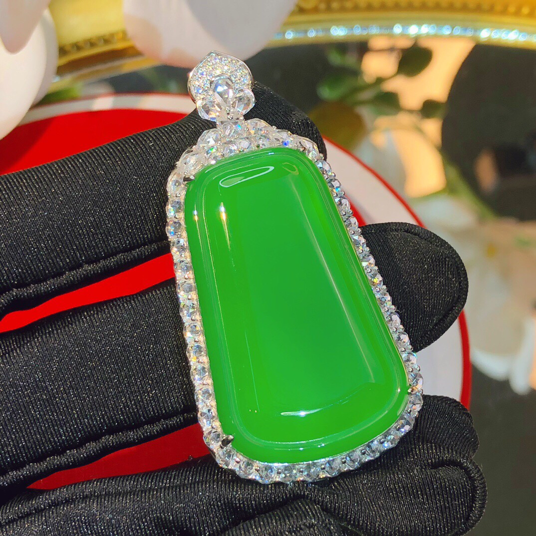 s925银饰手工镶嵌天然冰阳绿玉髓大无事牌挂件女精美雕刻玉石吊坠