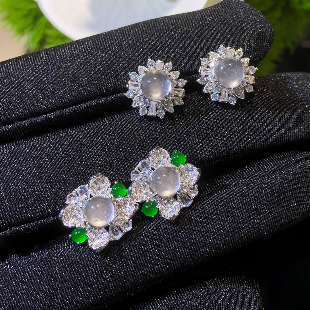 s925银饰镶嵌天然白色石英质玉旦面耳钉轻奢女士高级感鸽子蛋耳饰