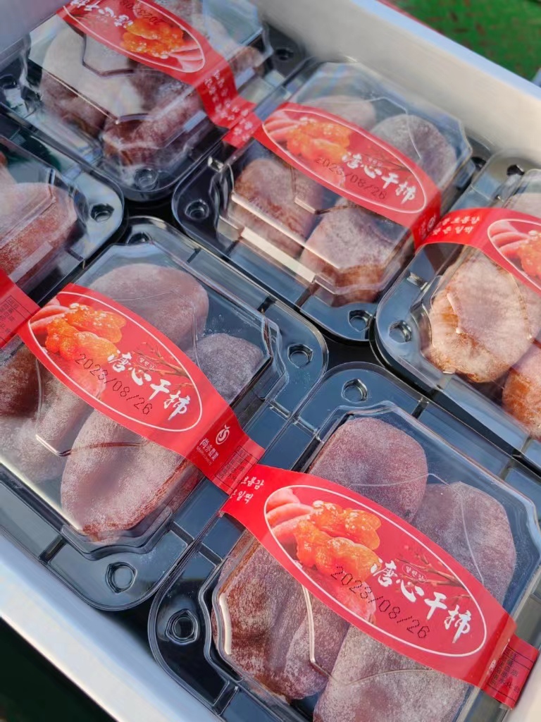 匠心级糖心柿饼6盒x350克，讨喜的橘红色果肉，晶莹的流心，让人唇齿难忘，这便是溏心柿饼的美妙滋味~甜到上瘾