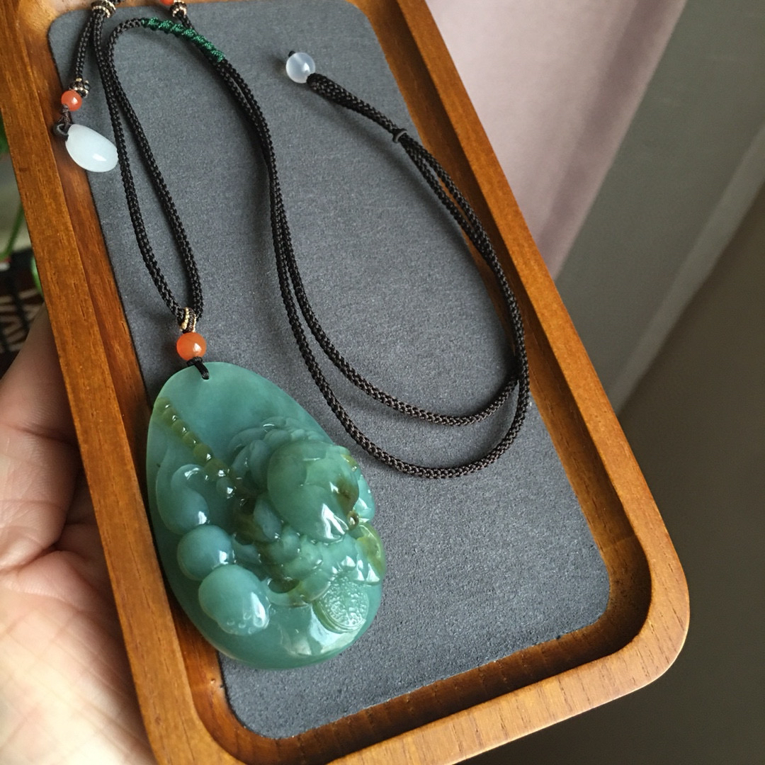 天然和田碧玉八方来财吊坠女款时尚绿色民族风雕刻挂坠精美精雕