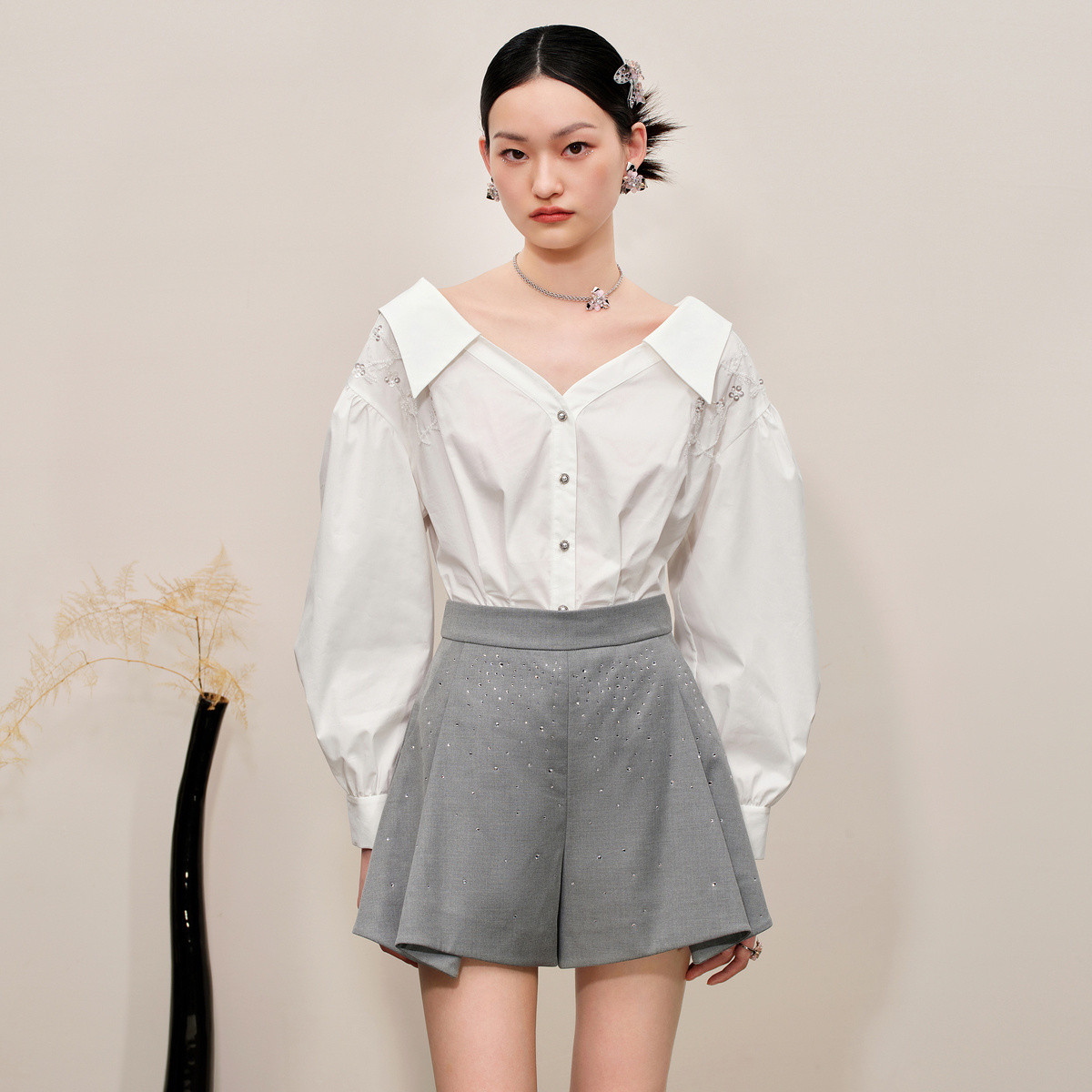 【高高甄选】MAXRIENY极简精致休闲v领露肩衬衫女秋季修身衬衣