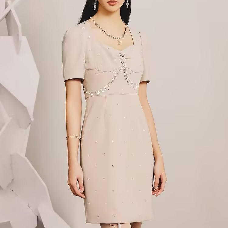 【老板娘天】MAXRIENY复古简约通勤风燕麦色烫钻连衣裙春新款