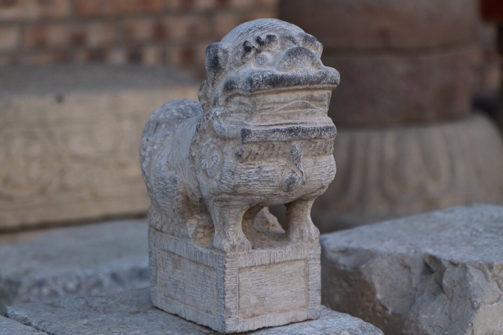 【富平青石手工中堂狮】长19厘米，宽9厘米，高23厘米！