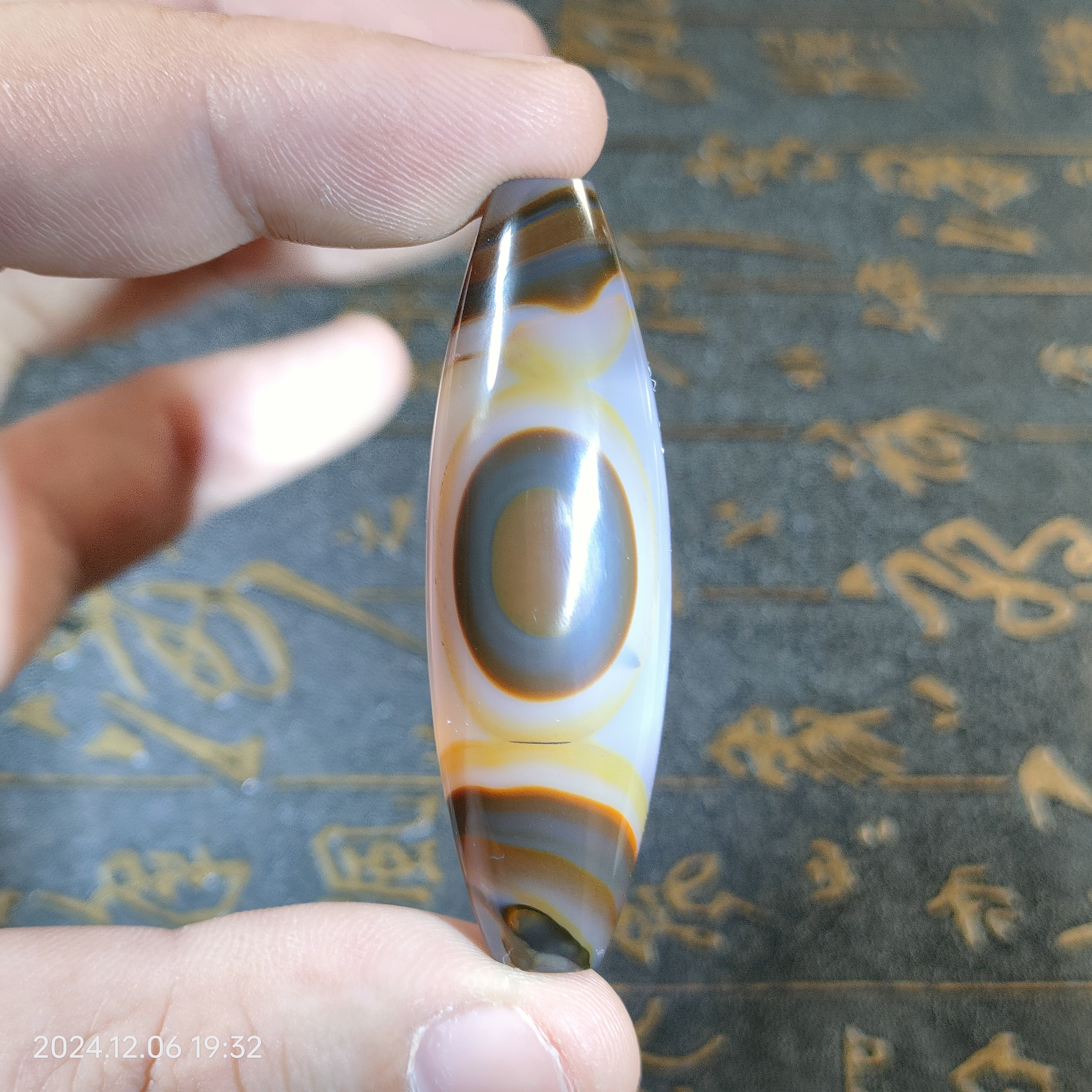 纯手工天然玛瑙天圆地方珠子，长5.3cm+，中间最宽1.6cm+颜色无科技