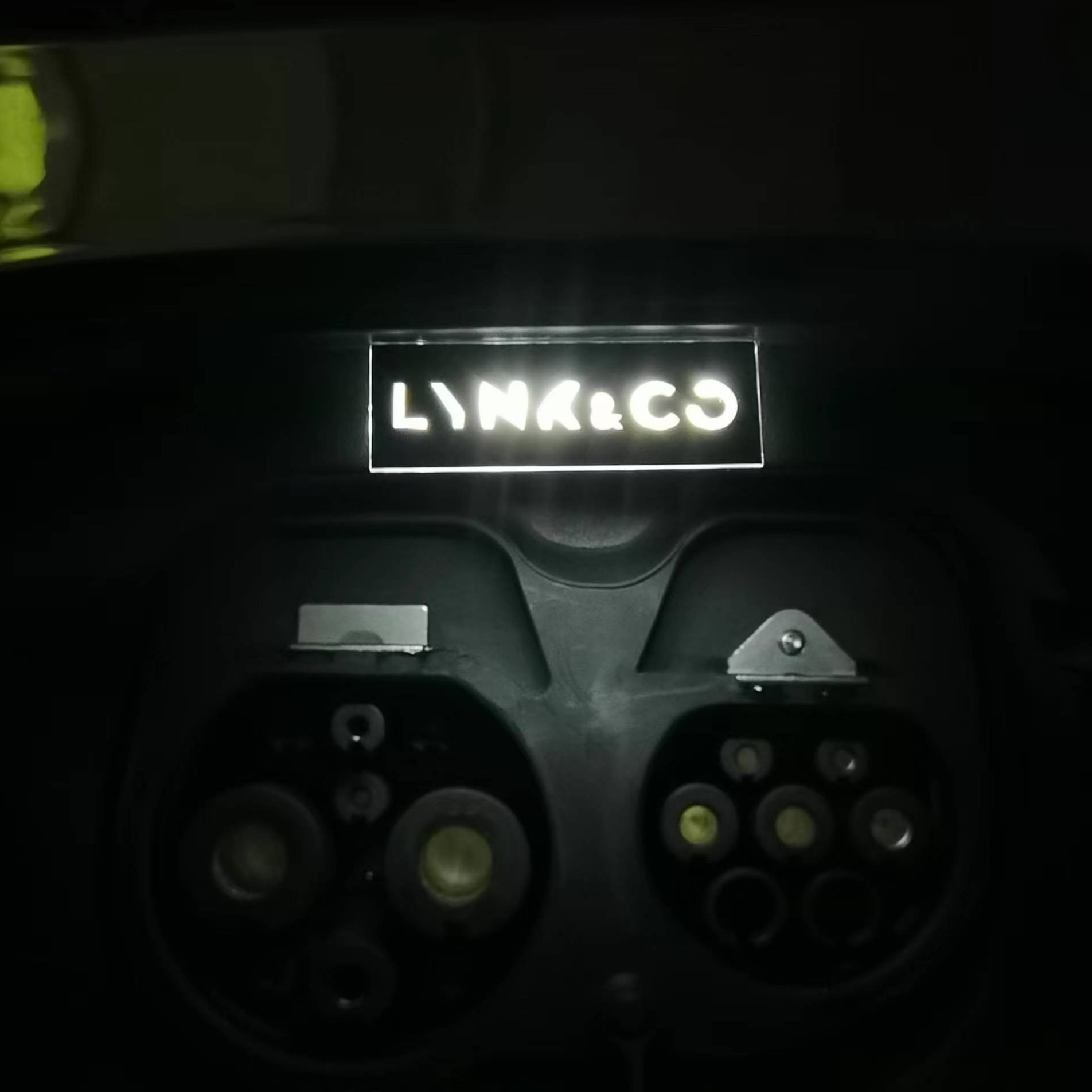 领克09充电盖夜光标识牌自发光logo标识照明