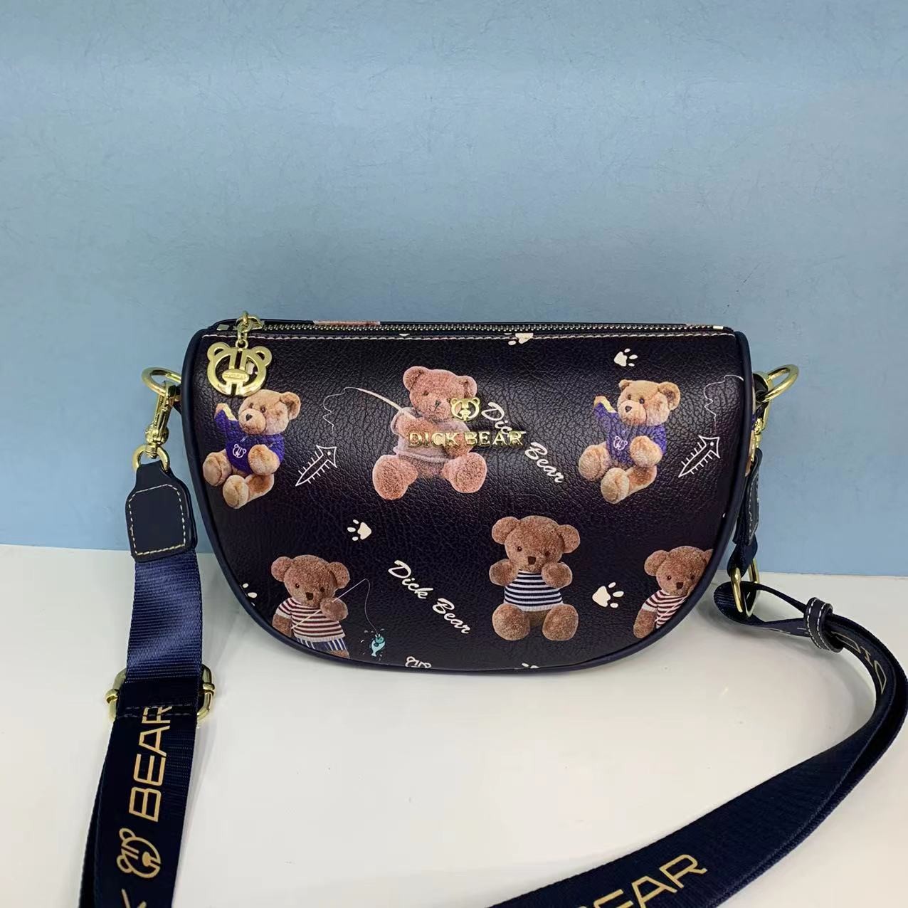 DICK BEAR/迪克熊9196宽带斜挎月亮包时尚女士印花包（宠粉福利）