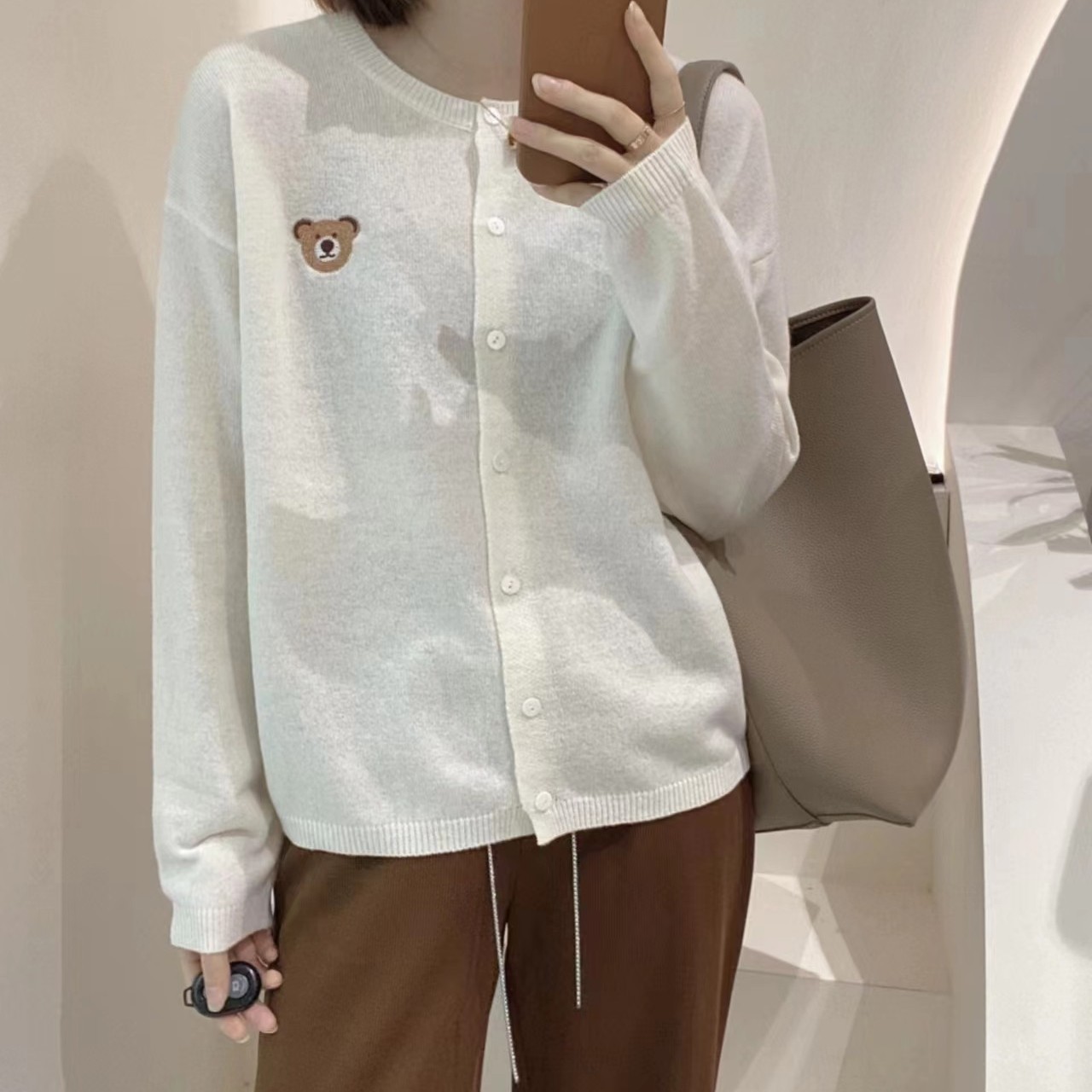 冬季新款软糯时尚百搭圆领纯色刺绣小熊气质针织开衫