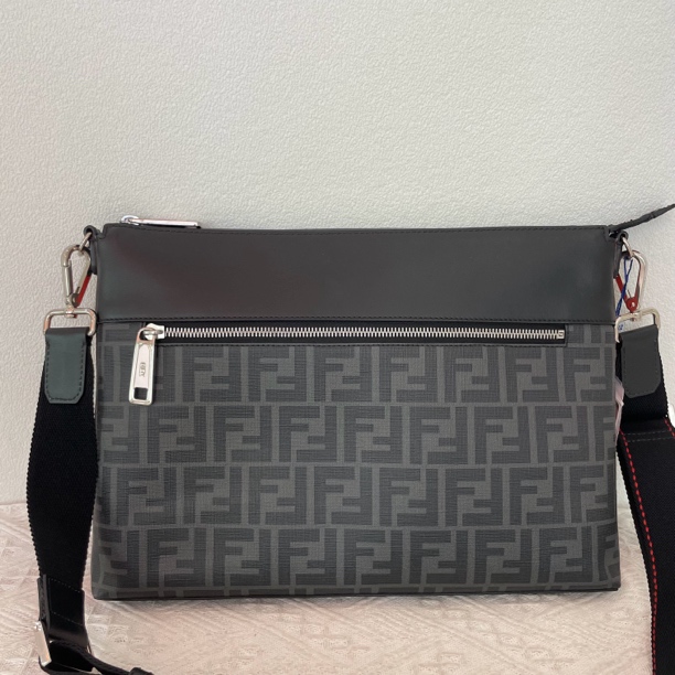 95新 FENDI/芬迪 男士时尚休闲斜挎包/2852