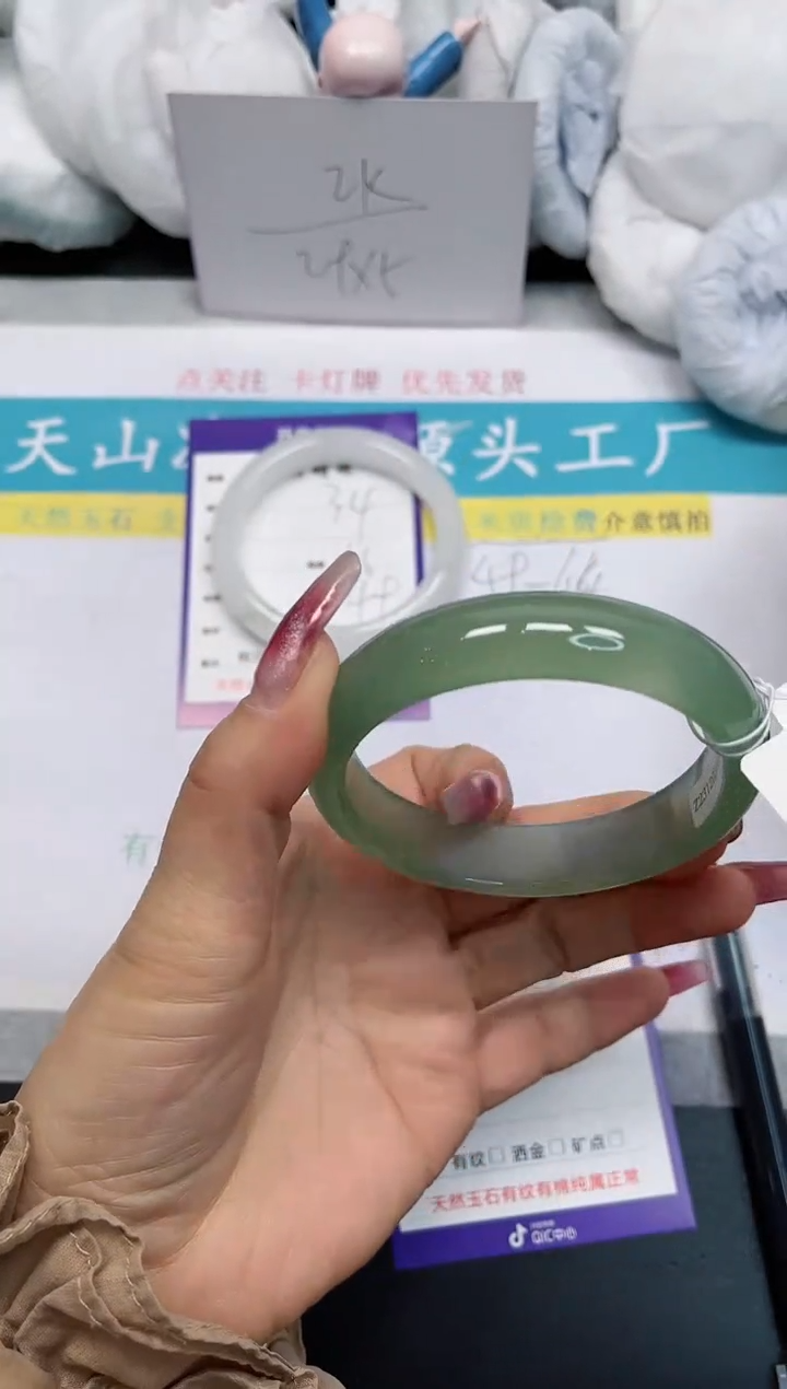 【闪购商品】石英质玉手镯未镶嵌35