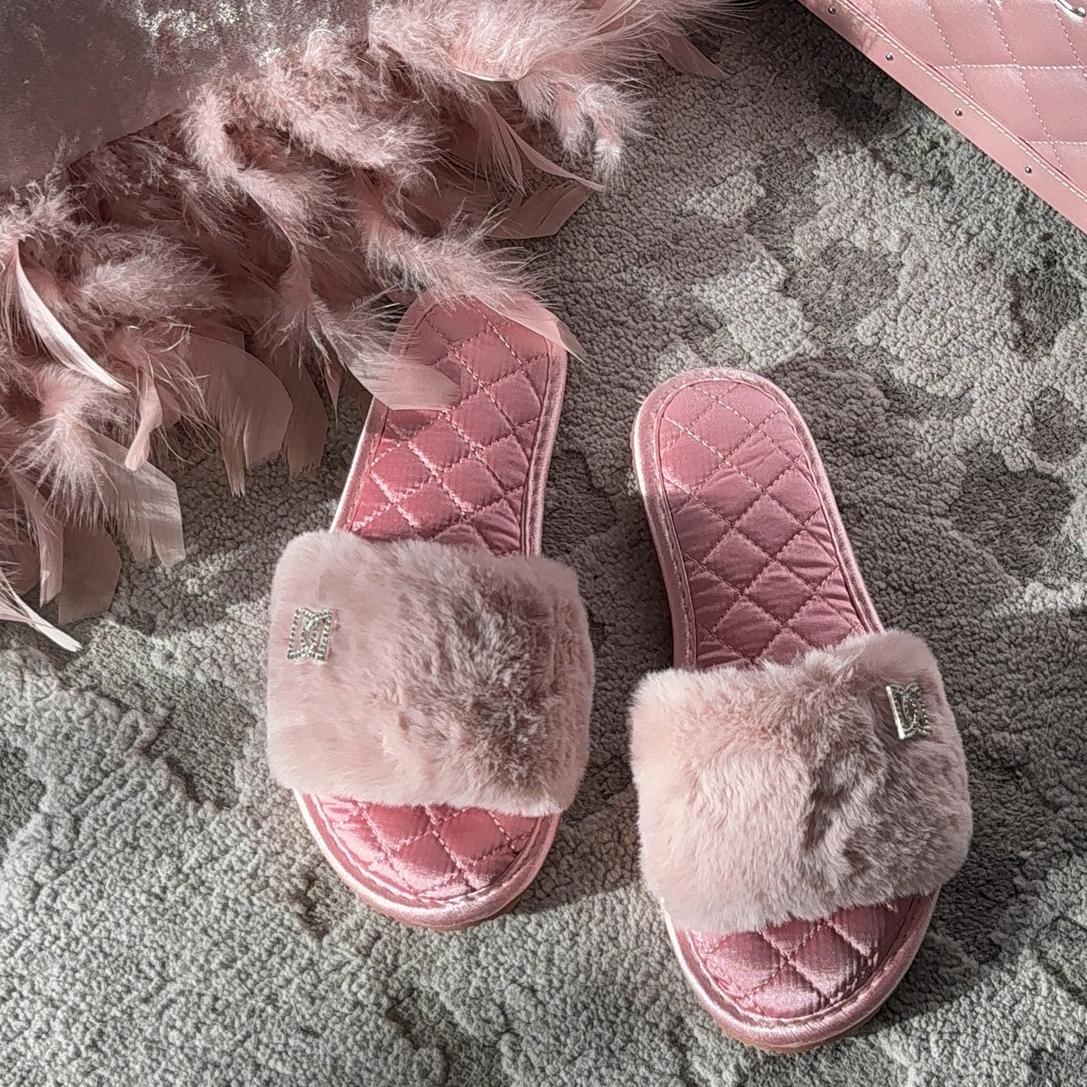 DIMDEVL/汀黛秋冬粉红毛毛缎面拼接轻奢家居防滑软底韩版静音拖鞋