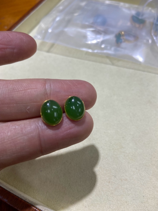 10mm+和田碧玉蛋面耳钉，18k金镶嵌
