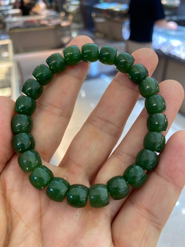 9*8和田碧玉直切手链，颜色好，略有小黑点