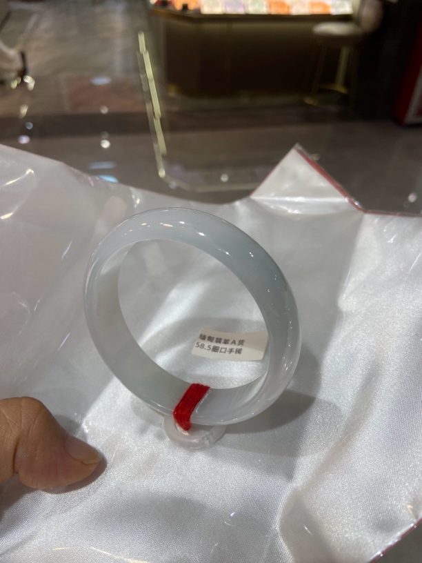 58.5天然翡翠细腻美镯，白月光，玉质细腻