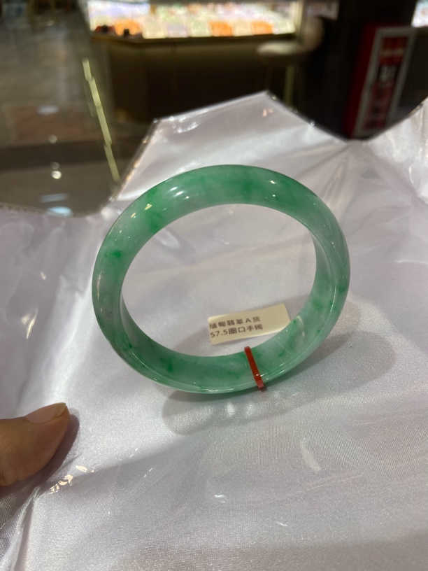 满绿天然翡翠手镯，无纹裂