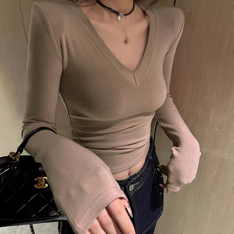 秋冬时尚纯欲风V领纯色百搭设计打底衫女款爆款纯欲内搭女打底衫