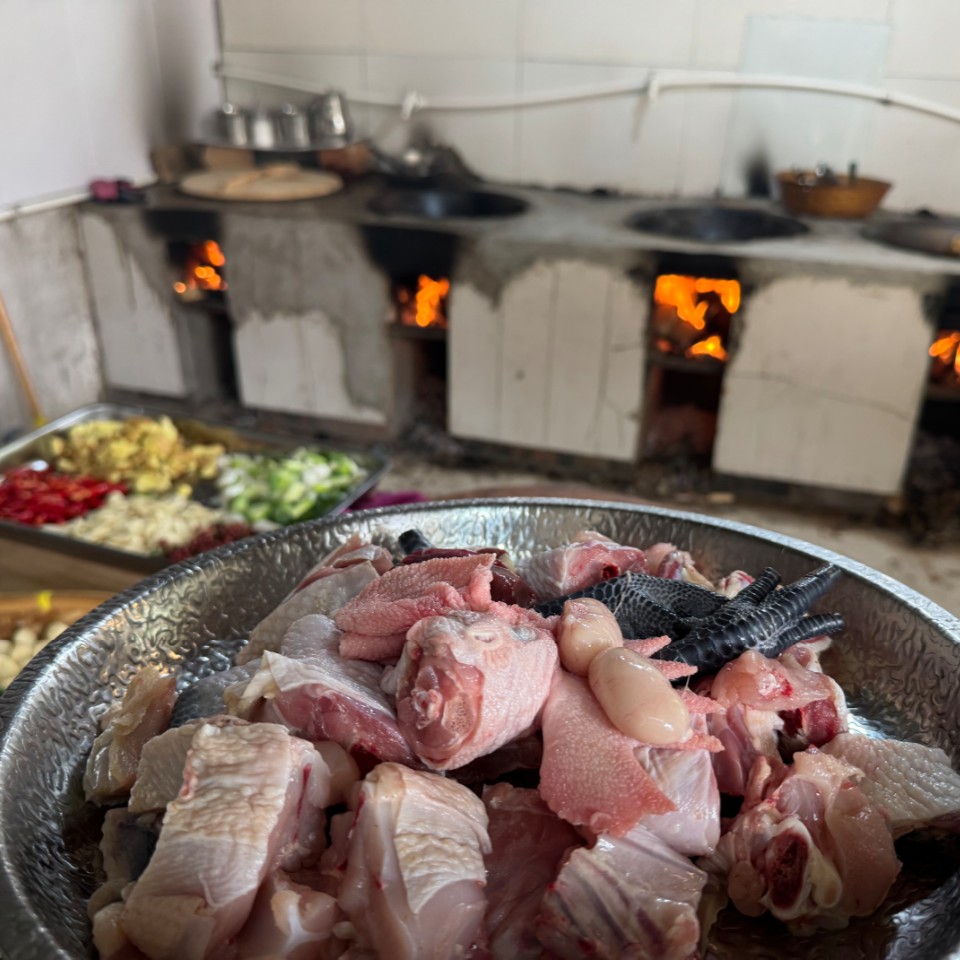 临沂炒鸡，走地鸡加热即食，地锅小公鸡，肉质紧实鲜嫩，麻辣鲜香味道