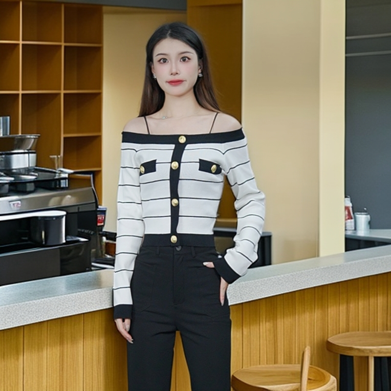 时尚复古金属扣一字领长袖撞色短款上衣女春季新款