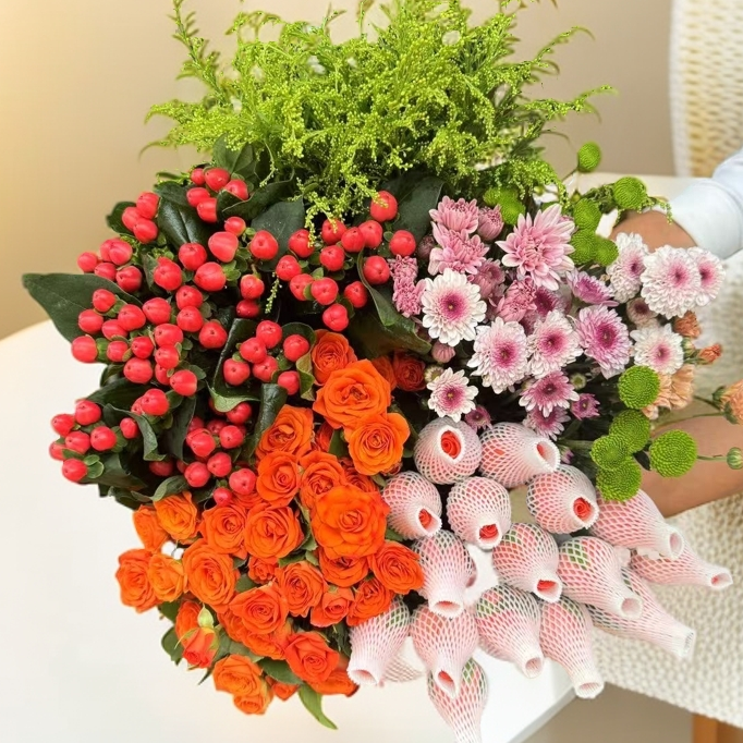 粉玫瑰10枝+多头玫瑰1扎+红豆1扎+小雏菊1扎+配草   云南昆明鲜花