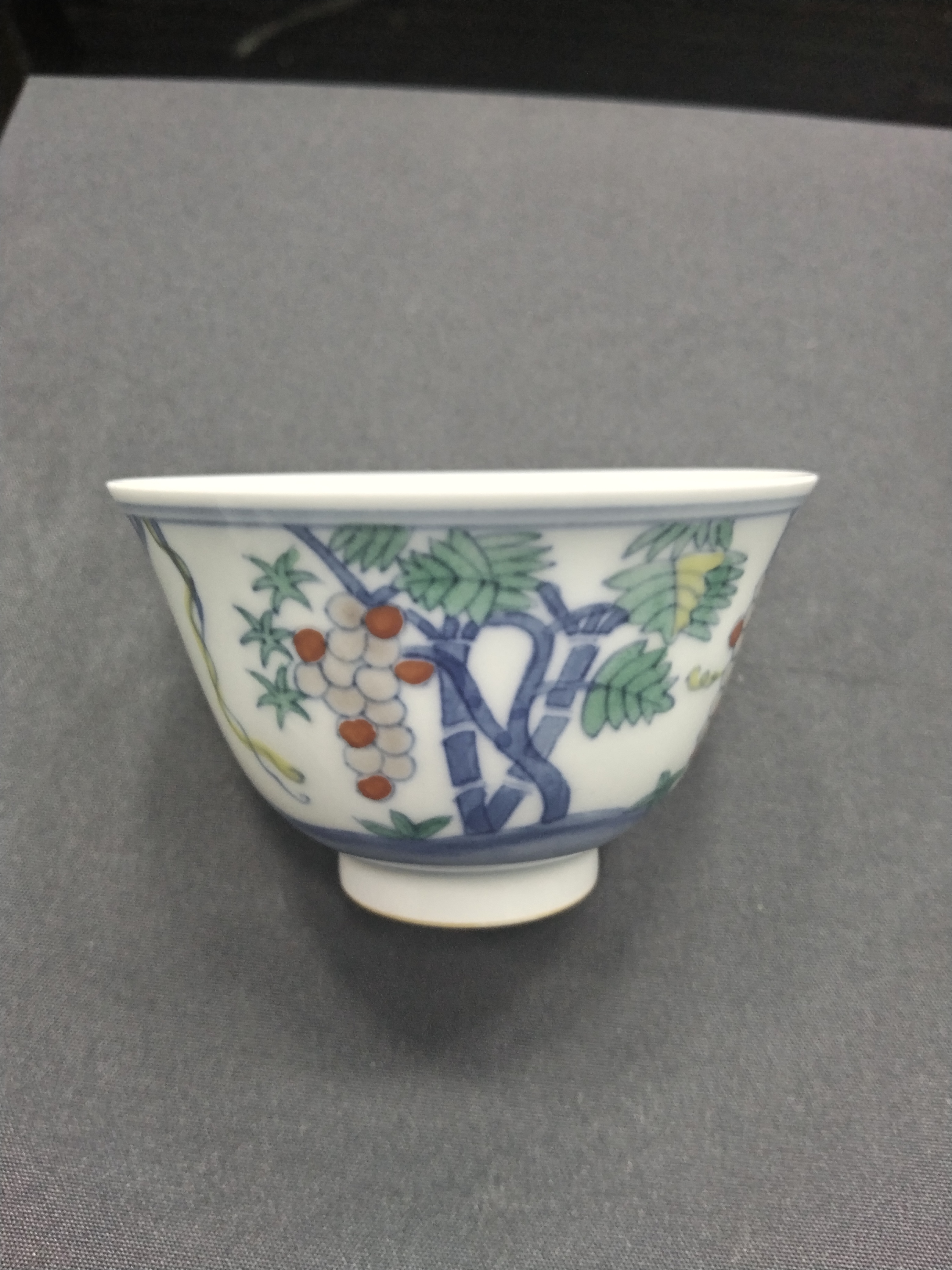 斗彩瓷萄饰铃铛杯