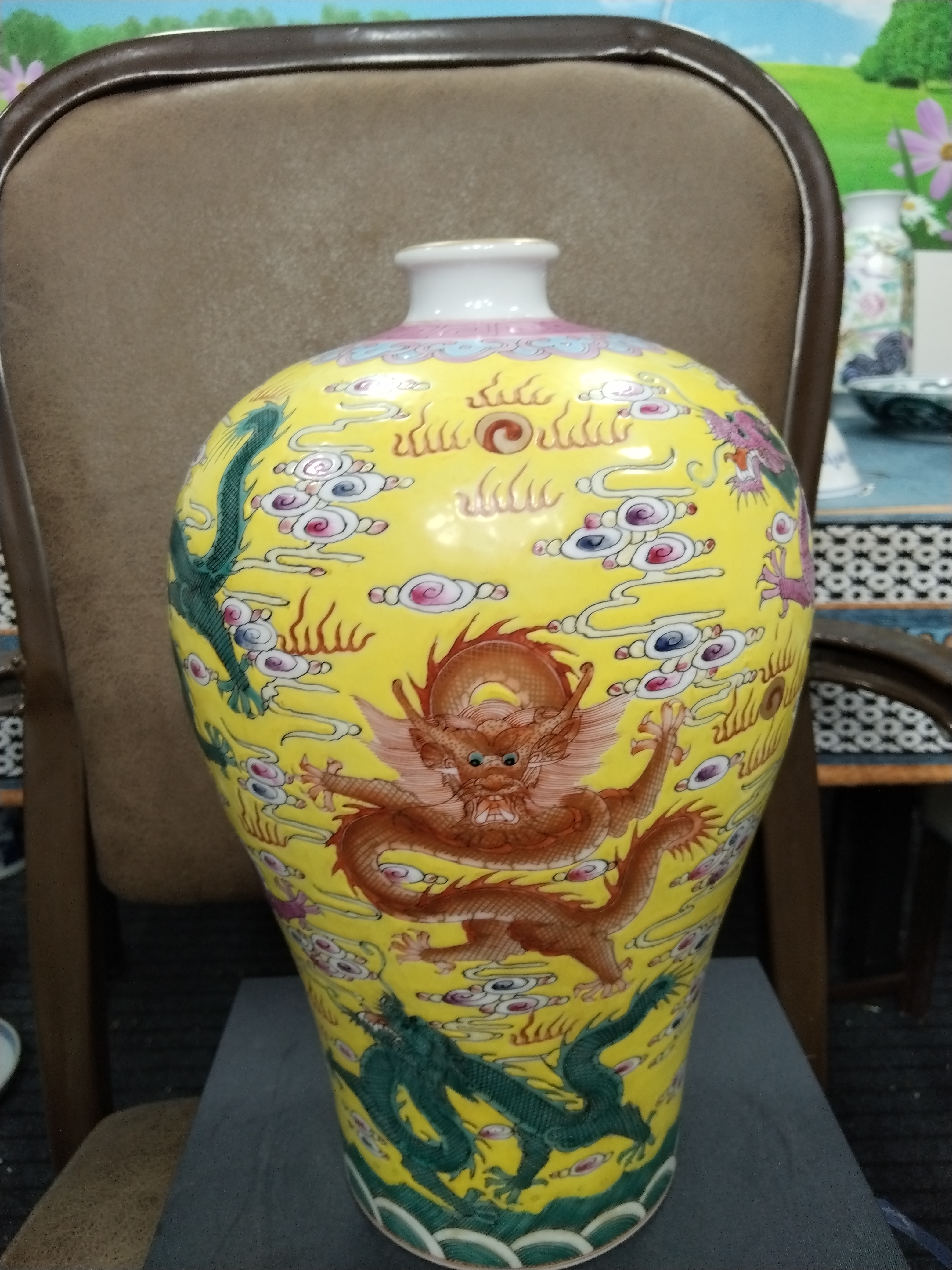 黄地粉彩九龙戏珠梅瓶