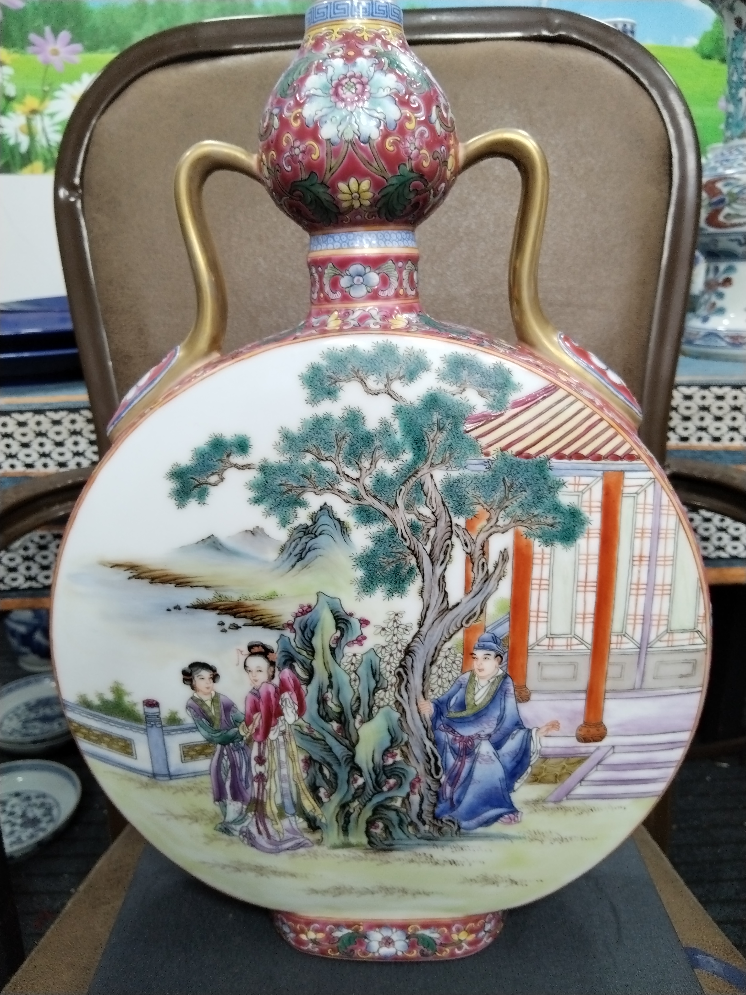 珐琅彩人物故事抱月瓶