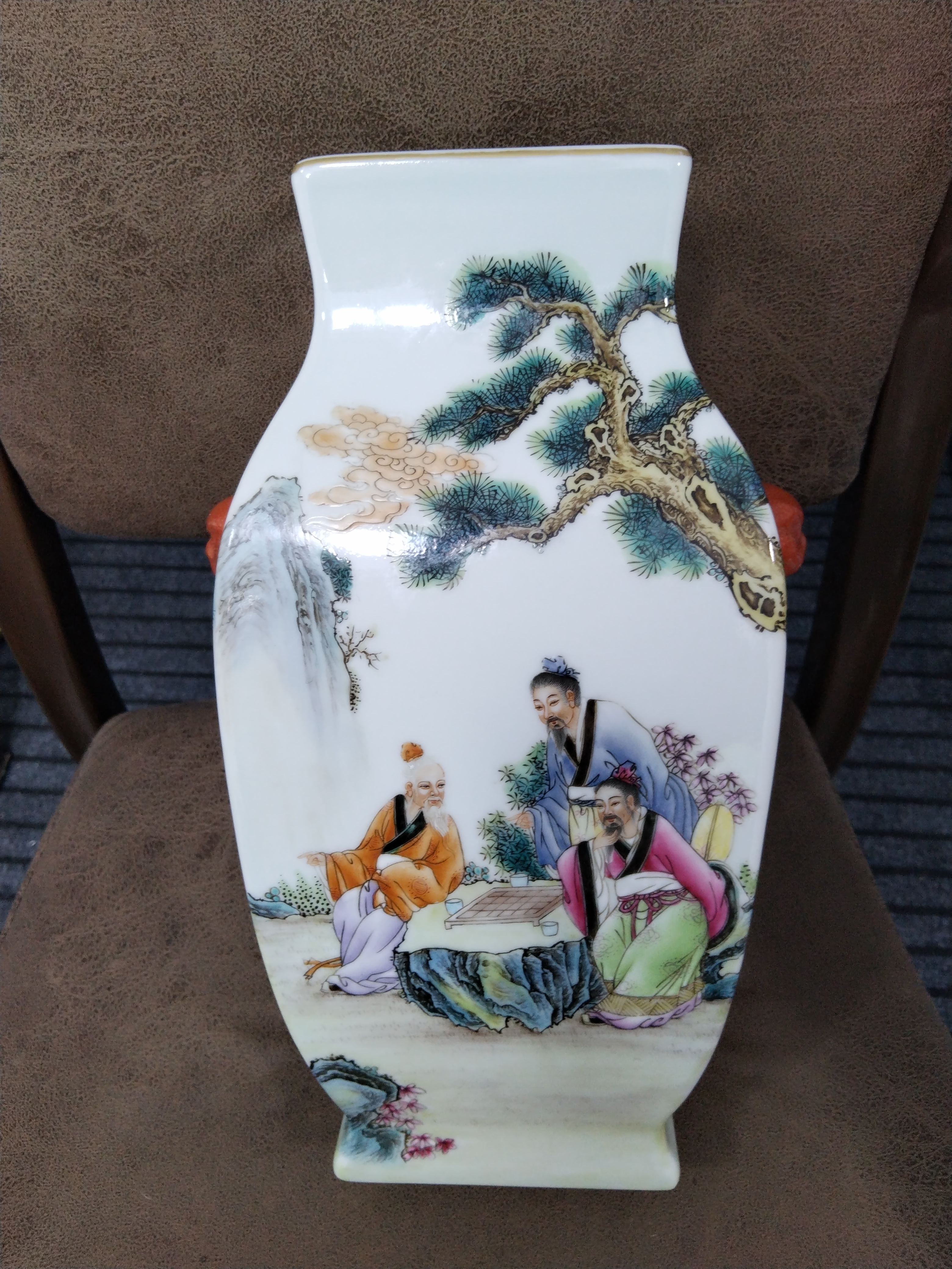 粉彩高仕对棋曲方瓶