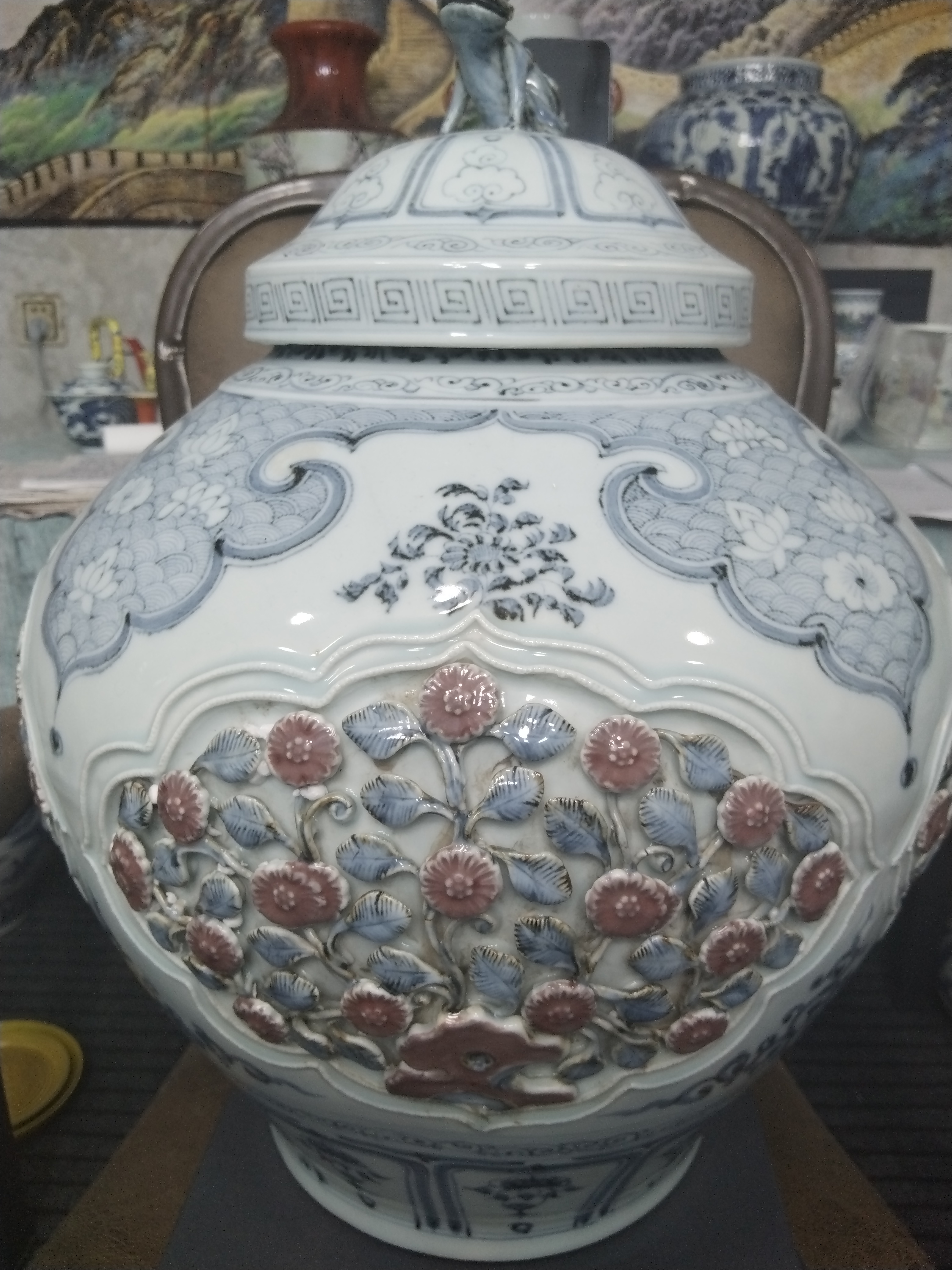 青花釉里红开光镂雕大罐