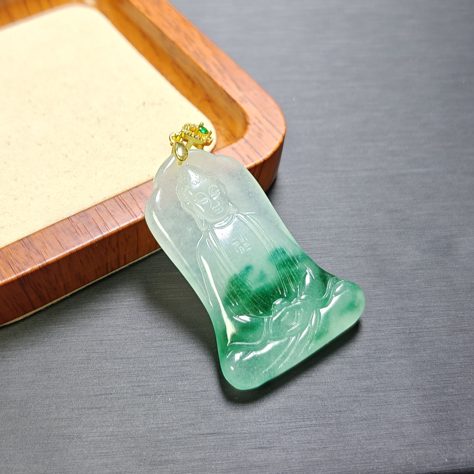 [停业清货]缅甸冰底绿飘花观音吊坠-赠链-057-多样性发一