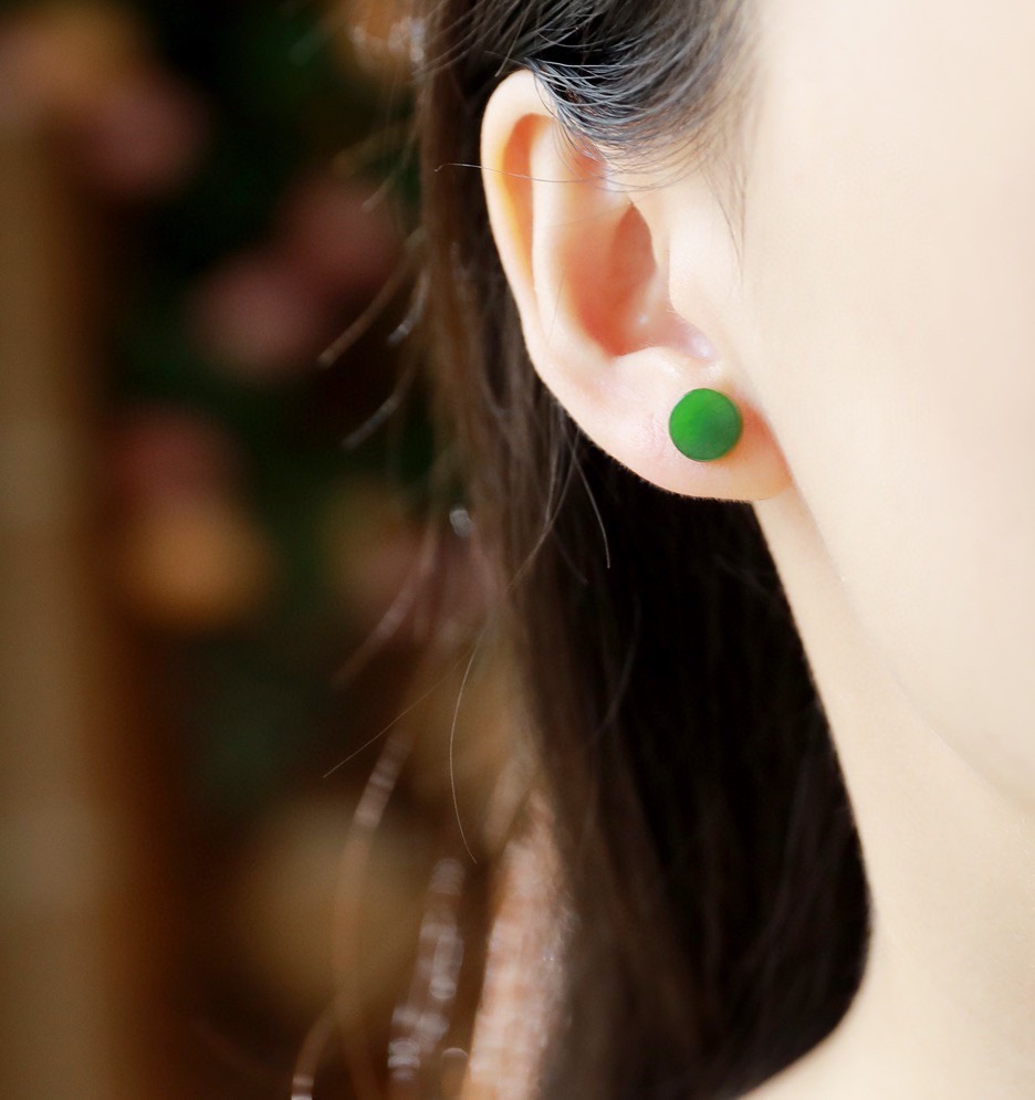 碧玉小无事牌耳坠 搭配通体纯18K金款精致镶嵌 尺寸：10mm