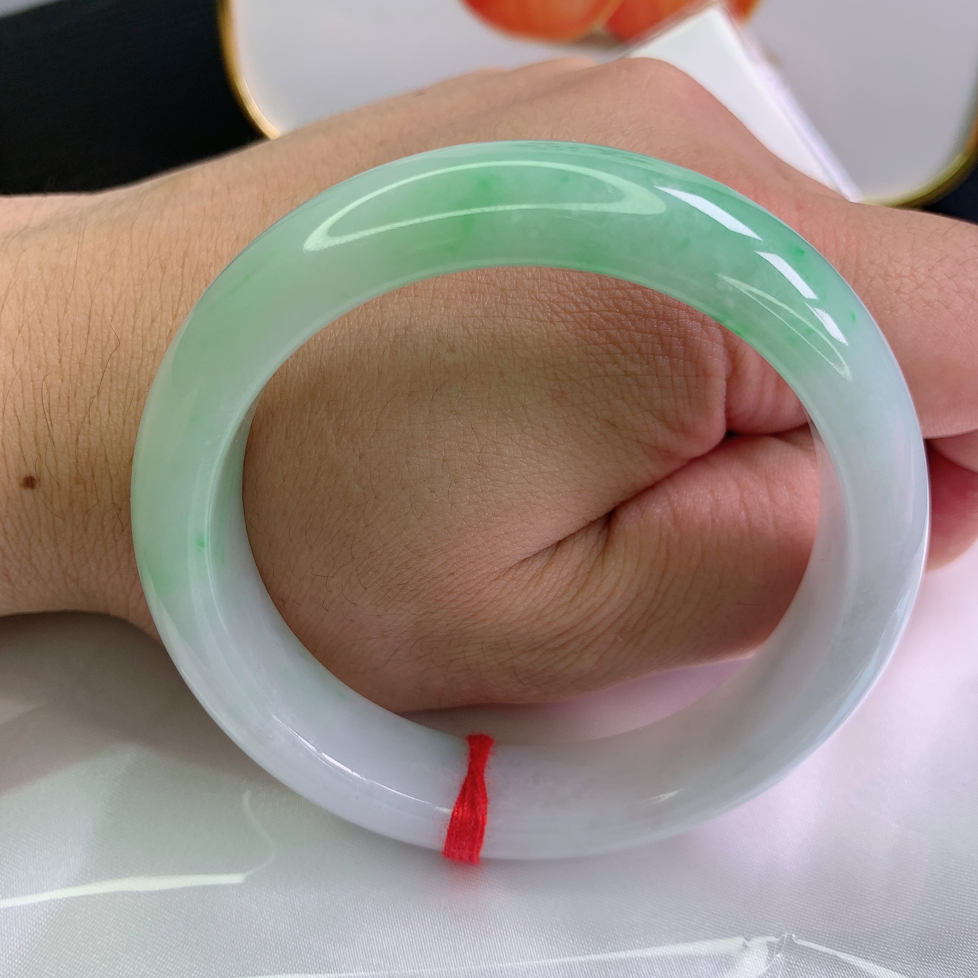 0379号缅甸天然A货翡翠女款手镯57-58圈口白底青飘阳绿正圈手镯