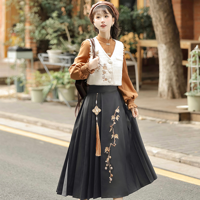 观南桥【枫语】原创汉服女中国风改良汉元素枫叶秋冬马面套装8959