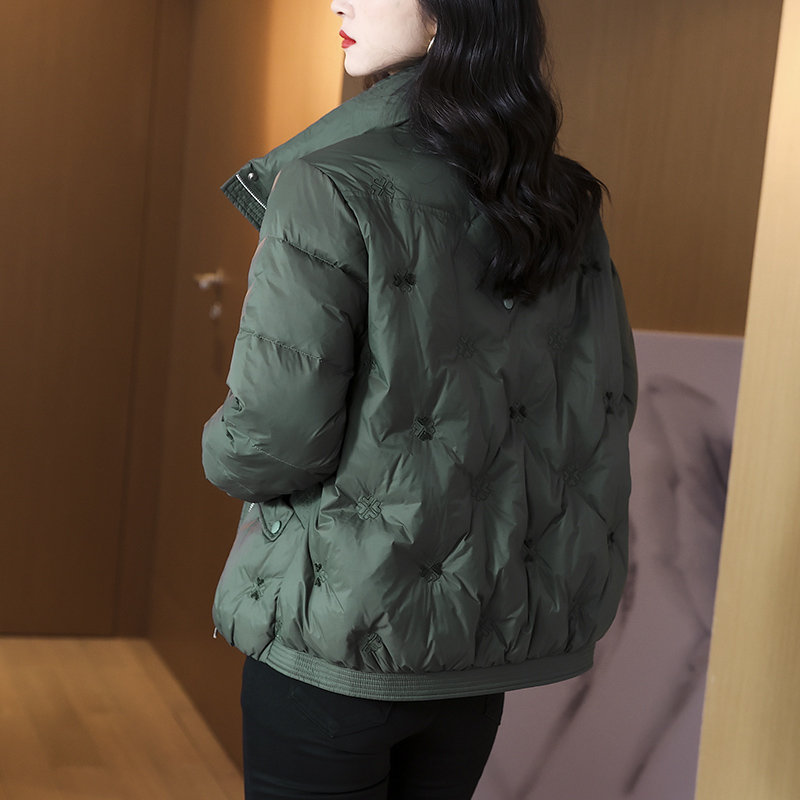 高级绿加绒服女冬2025冬季新款上衣保暖洋气小个子大码女时尚外套