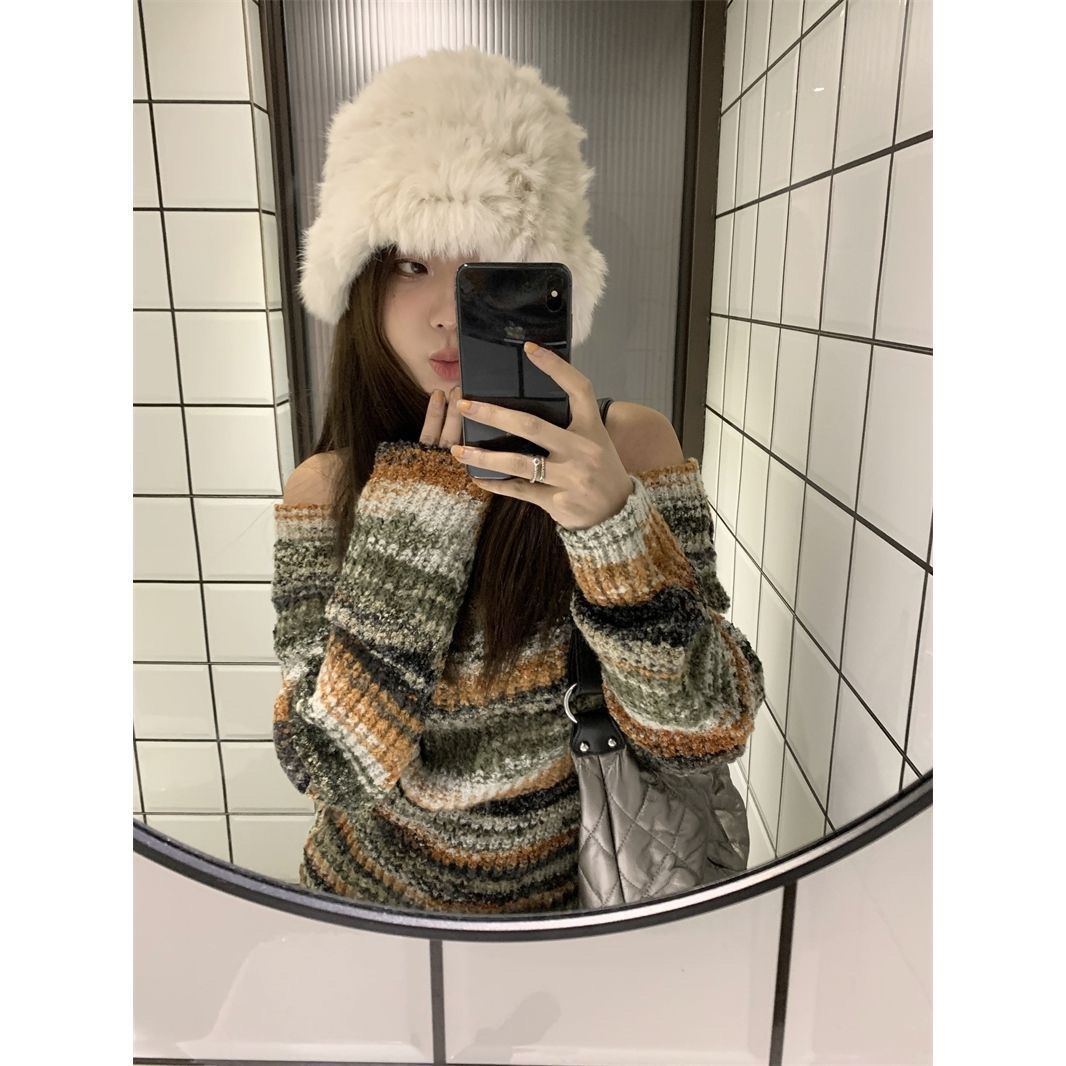 高级感穿搭一字肩条纹毛衣女秋冬新款短款露肩针织衫慵懒漏肩上衣