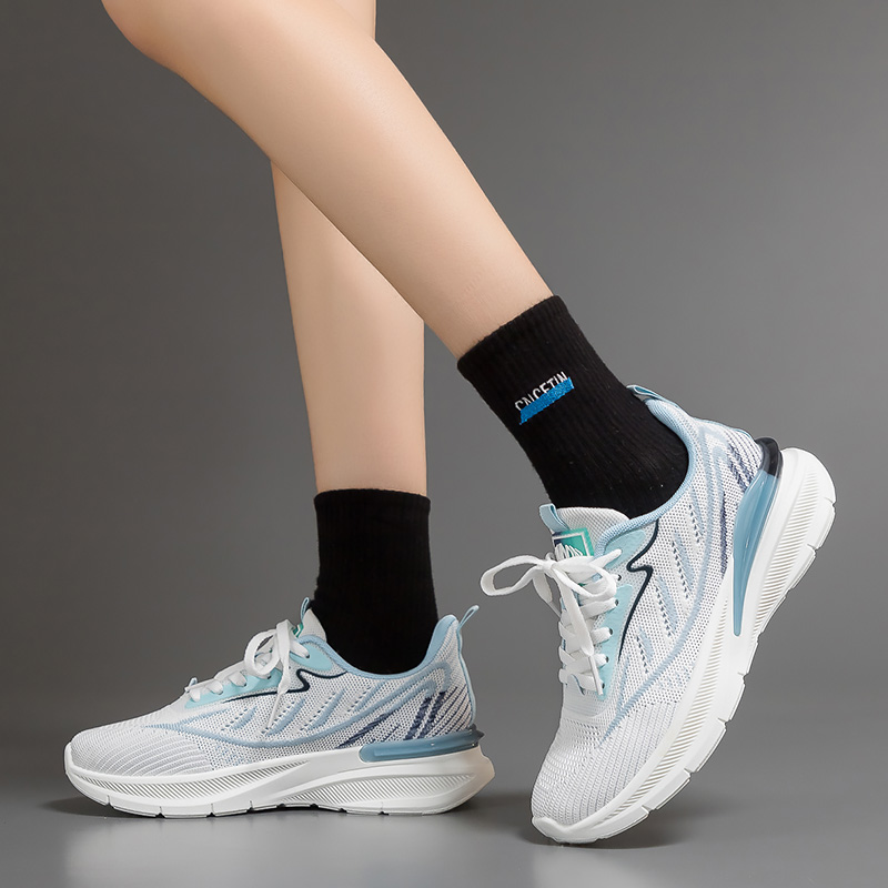 大码运动鞋女鞋新款网面透气软底跑步鞋41一43轻便飞织防滑登山鞋