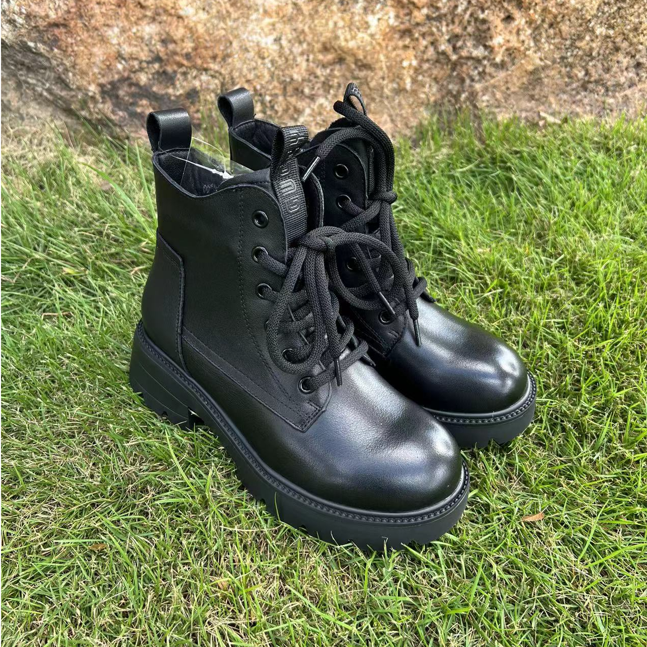 23820新款时尚舒适百搭轻质软底透气秀气英伦风头层牛皮马丁靴女