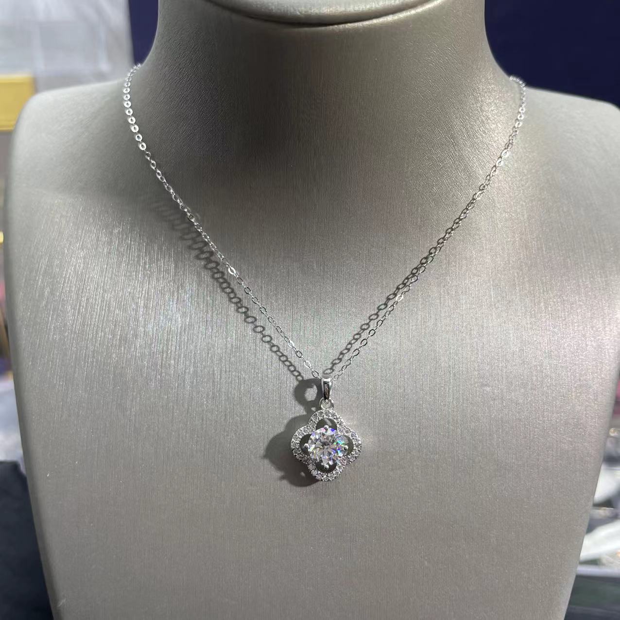 带礼品包装 微镶四叶草吊坠项链1ct1克拉·F