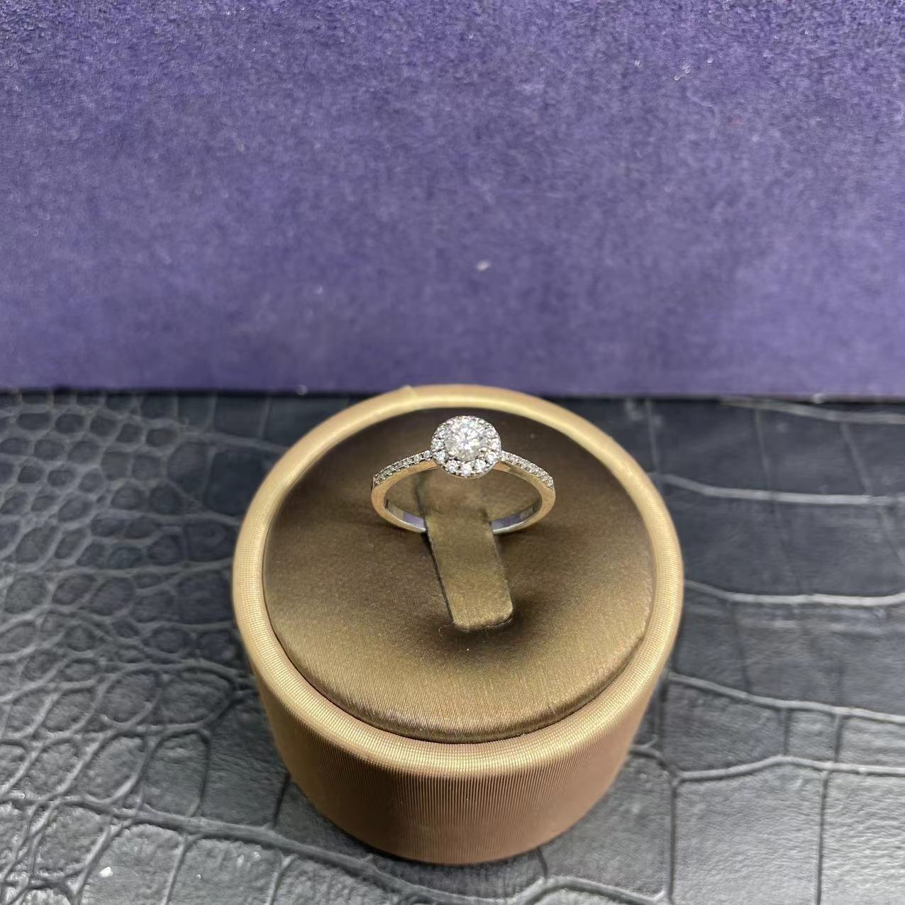 带包装微镶圆包戒指30分0.3ct.B