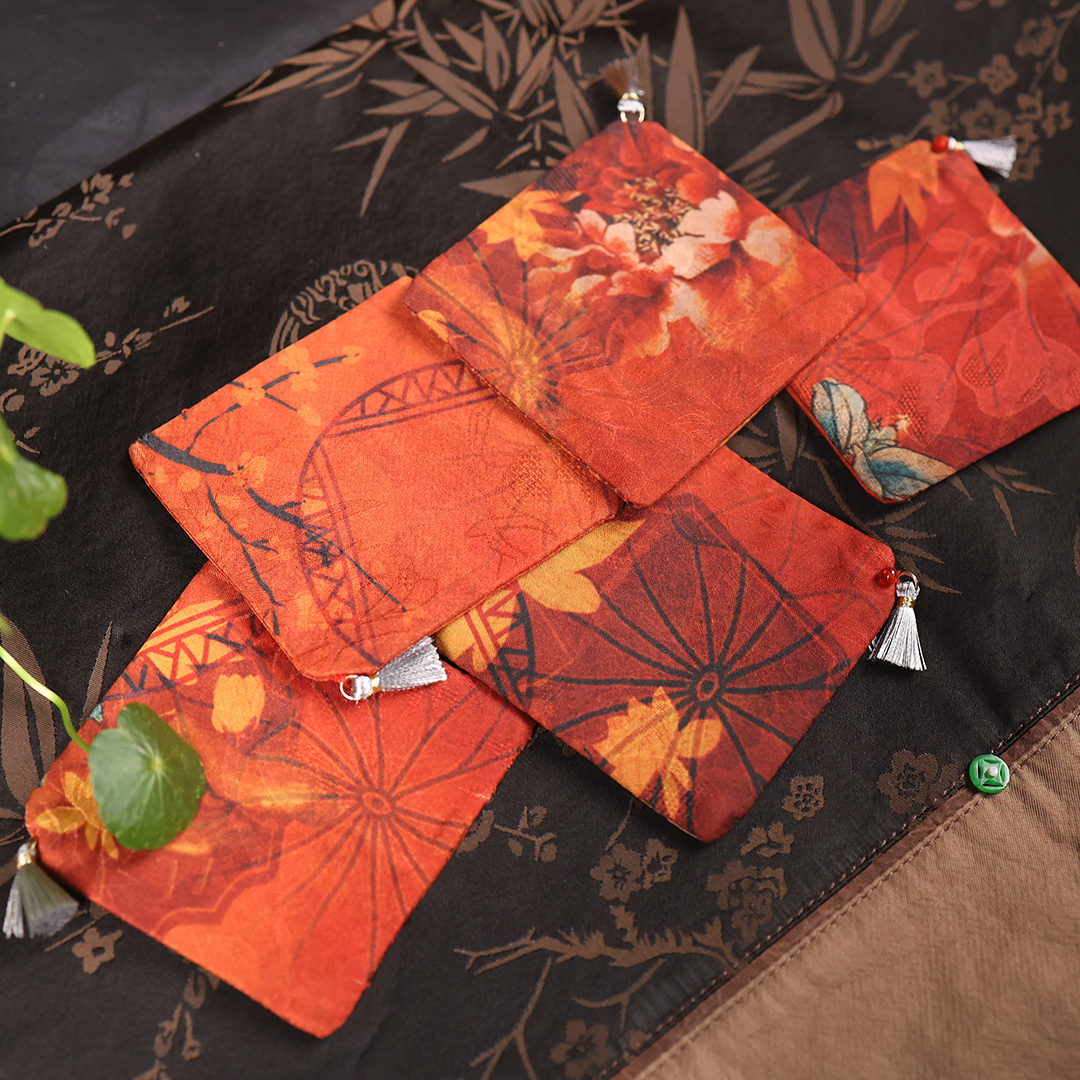 【细物慢造缎面红色梅花杯垫9CM (WGDM121)