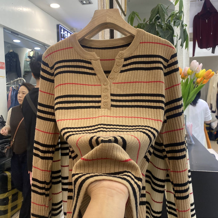 条纹设计感V领针织衫上衣女新款宽松大码洋气纽扣秋冬打底衫毛衣