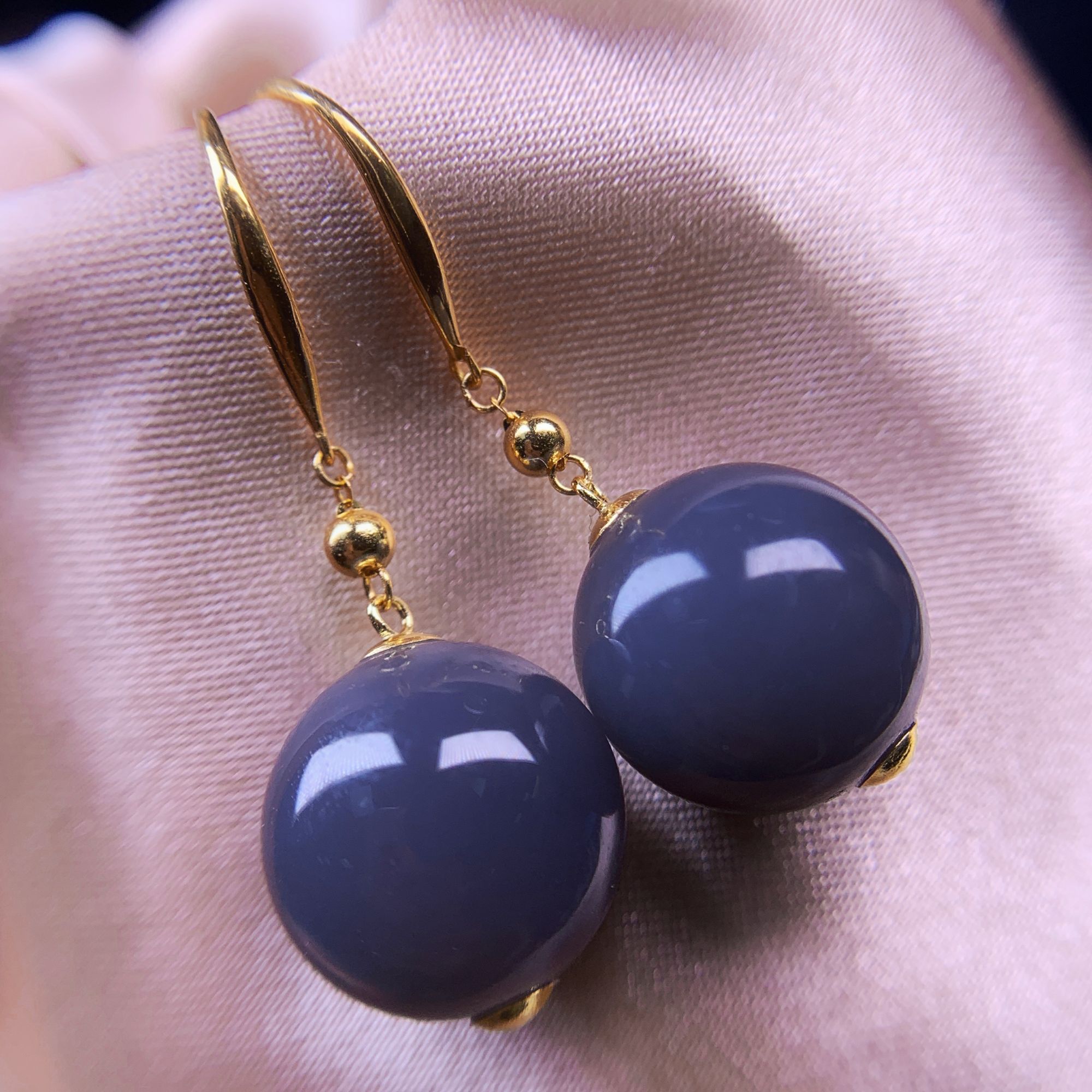 天然和田玉青海料烟紫浓紫圆珠约12mm耳环18K金镶嵌耳钩耳饰@4246