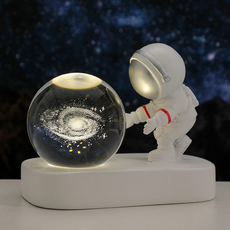 创意宇航员星空漫步小夜灯 内雕水晶球发光底座摆件纪念 礼物车载