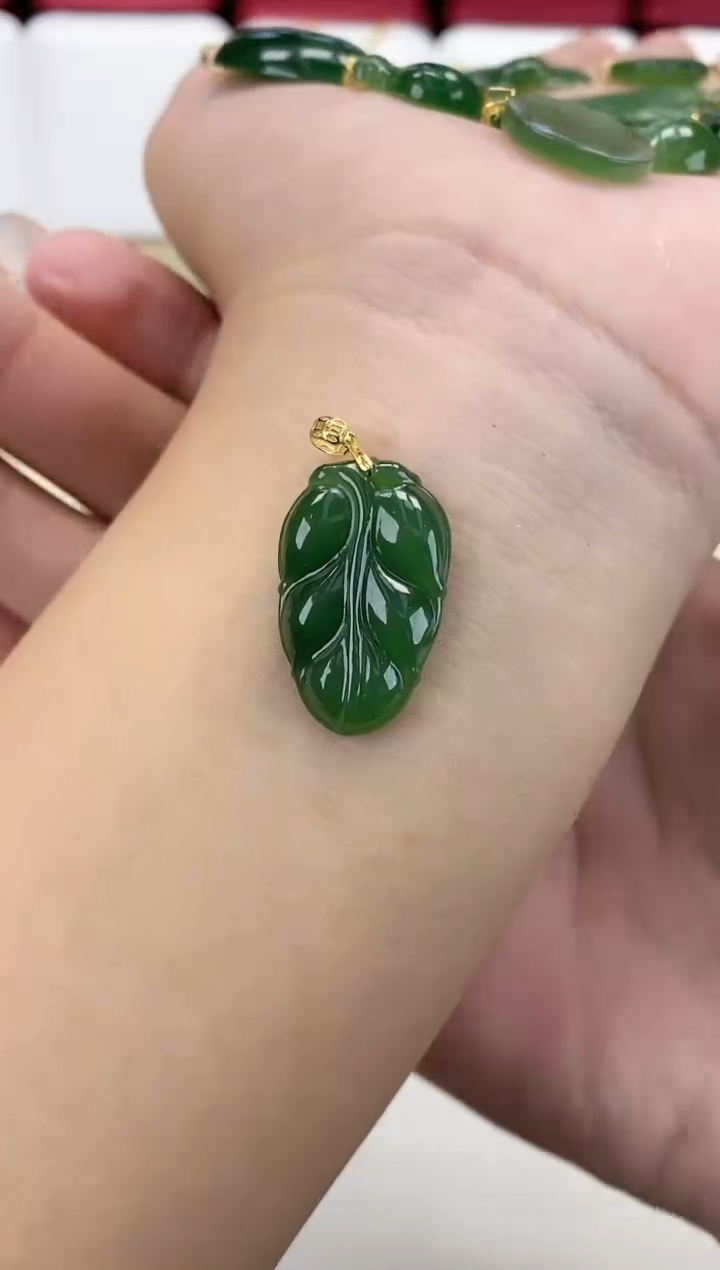 【闪购商品】和田玉吊坠(赠链)18K金镶嵌叶子