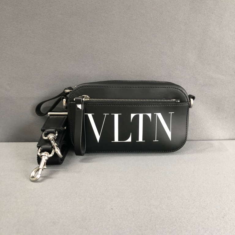 95新 Valentino/华伦天奴  拾锦奢品   华伦天奴相机单肩包 