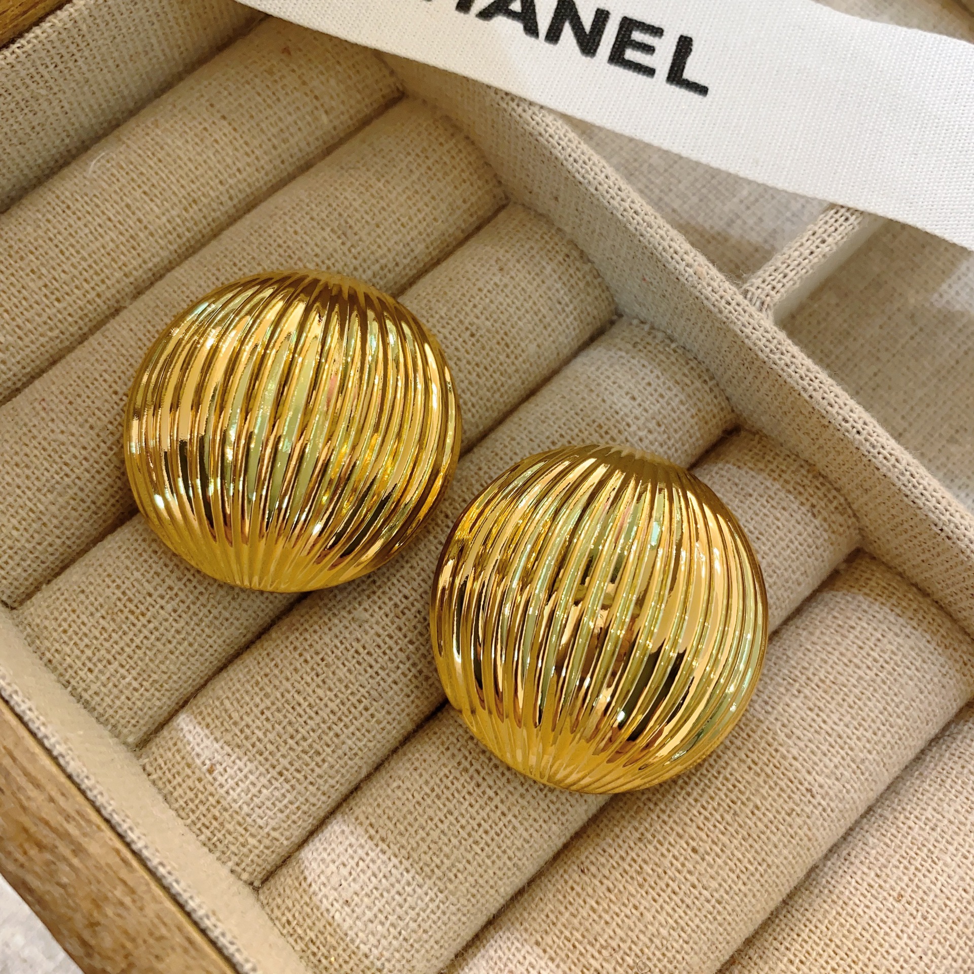 铜合金耳饰 欧美空心贝壳纹耳环925银针防过敏耳钉小众设计感圆形