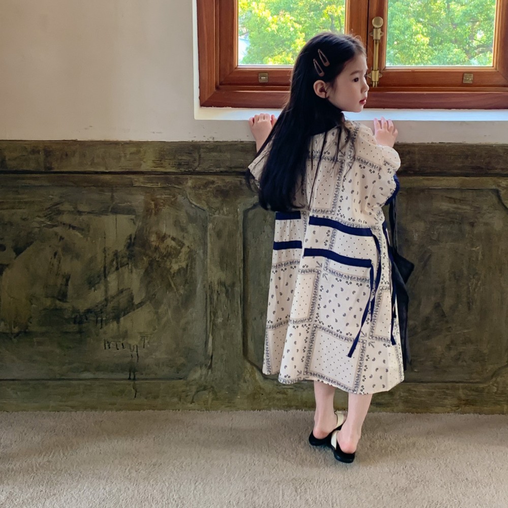 鲍小鱼2025夏季新款韩国女儿童网红民族文艺青花瓷拼接棉布连衣裙