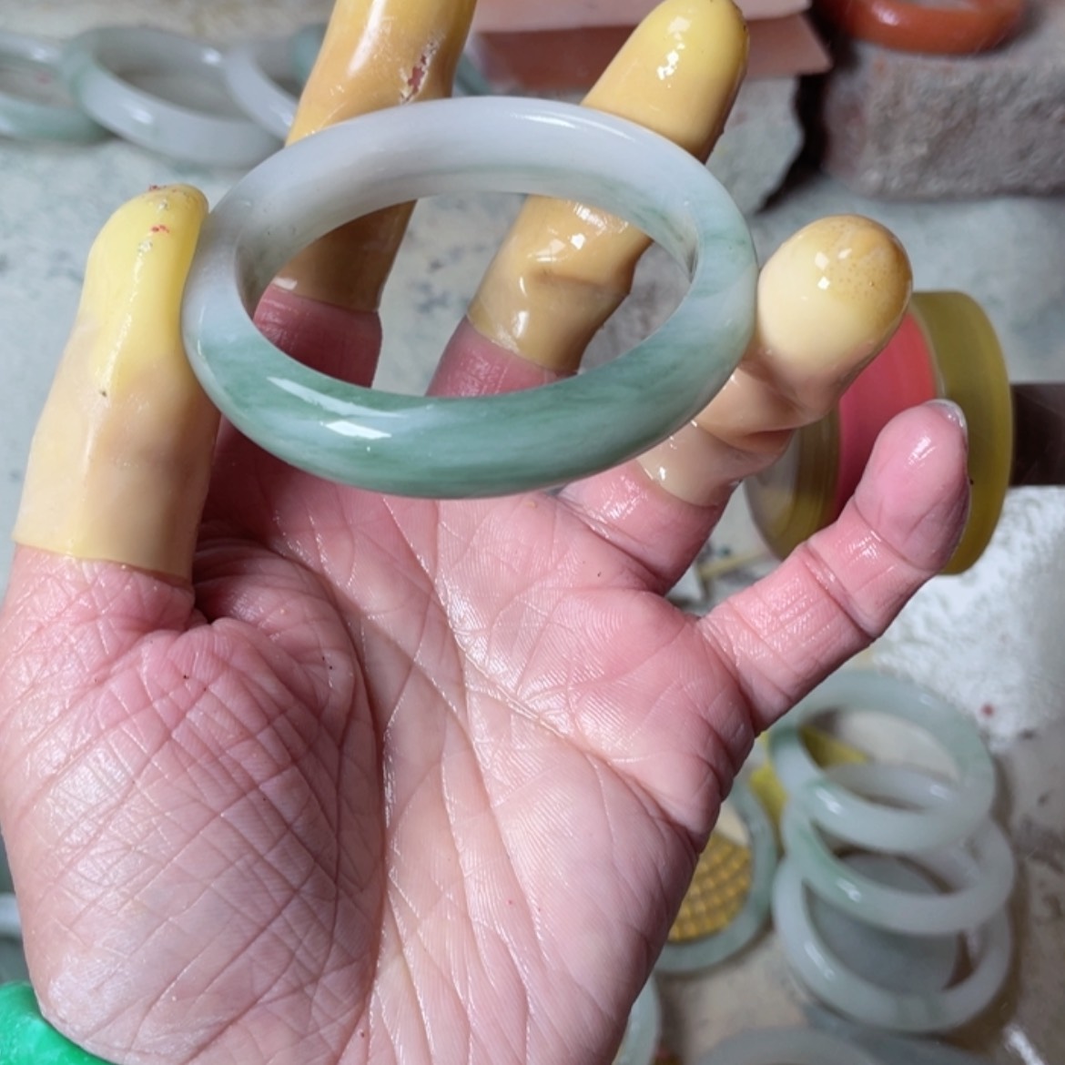 【闪购商品】石英质玉手镯未镶嵌ෆ****ෆ定制