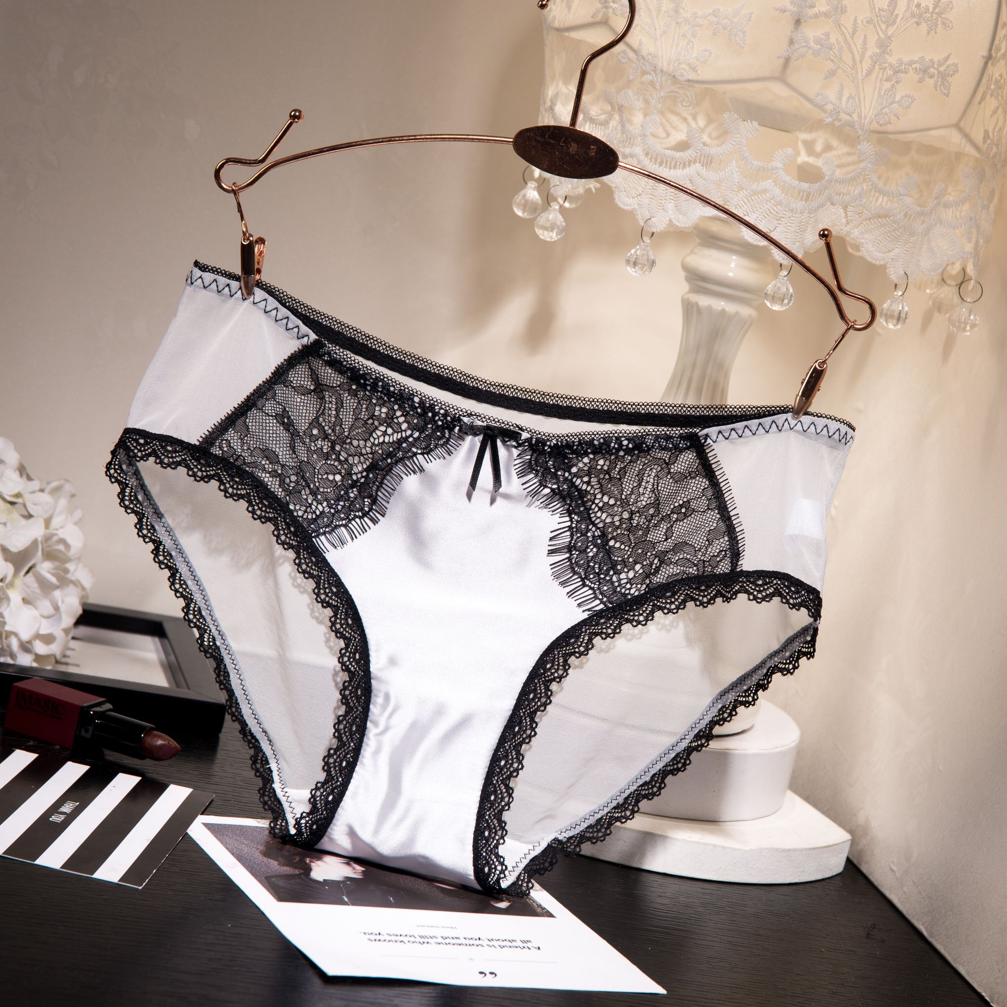 睫毛蕾丝拼色包臀缎面三角内裤女士诱惑低腰时尚舒适