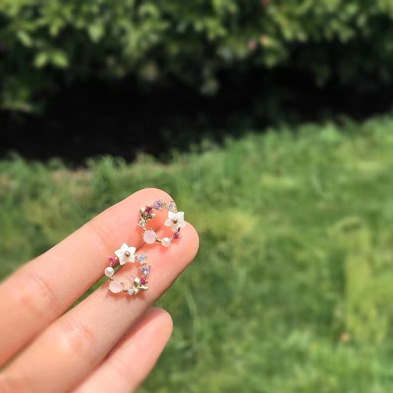 铜合金合成锆石耳饰 因缺斯汀花环耳钉粉色锆石小花耳环